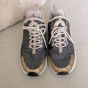 Nike Huarache - Size 7